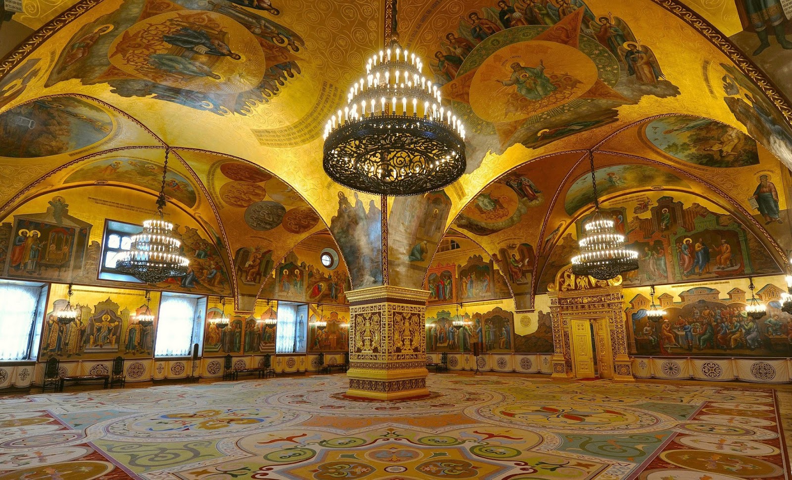 Интерьер Грановитой палаты в Москве