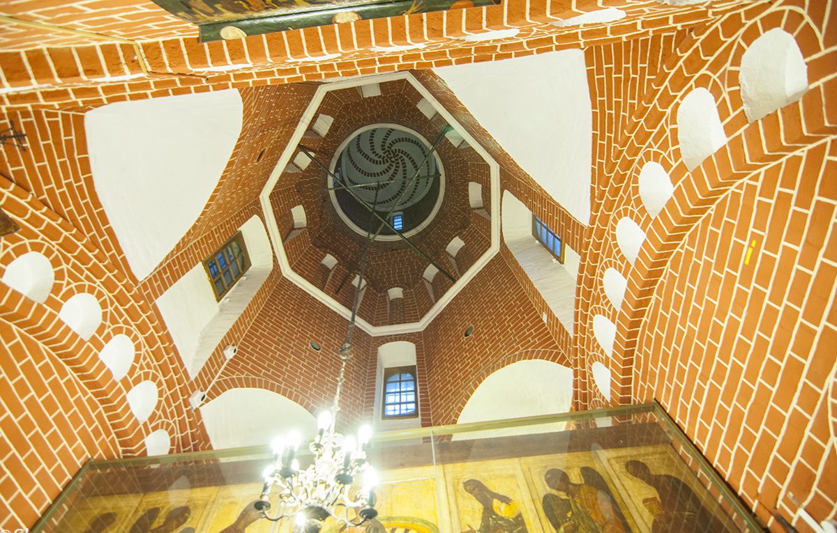 Купол церкви Александра Свирского в Покровском соборе в Москве