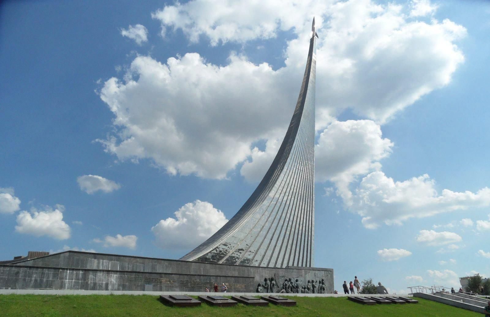 Монумент «Покорителям космоса» музея космонавтики в Москве