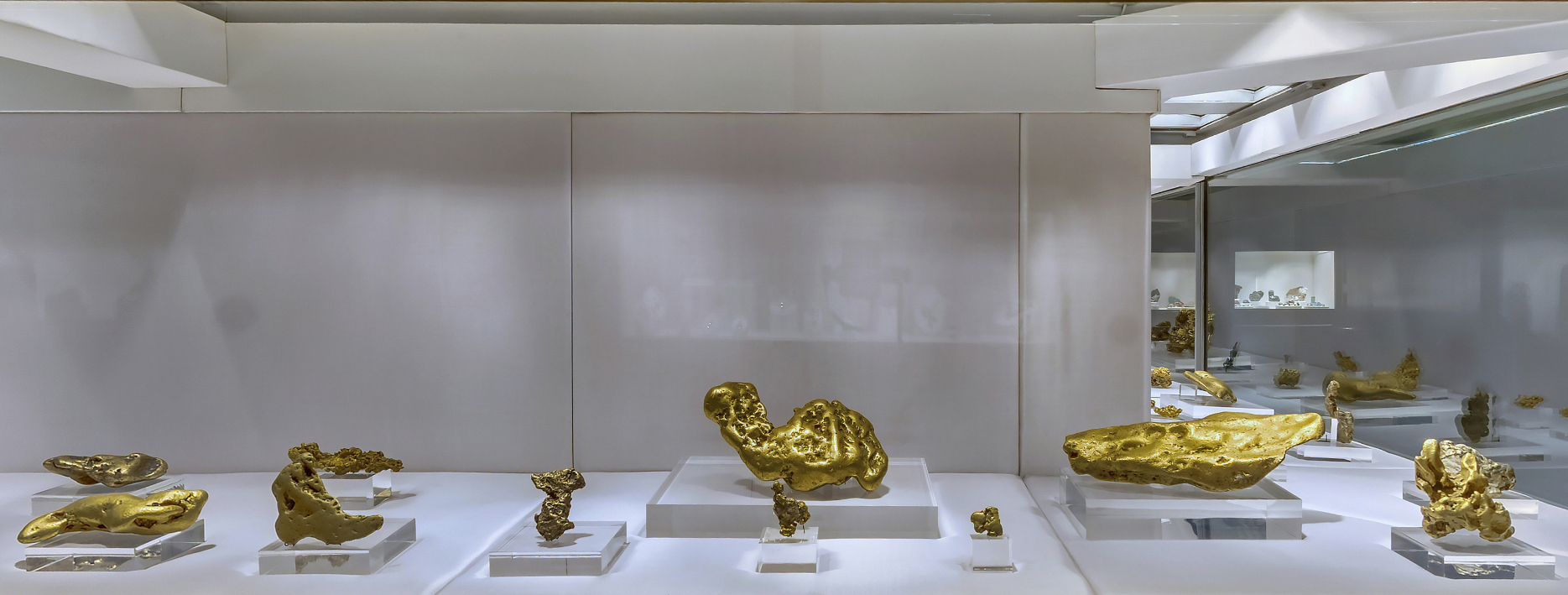 Коллекция самородков и слитков платины и золота Алмазного фонда Кремля
