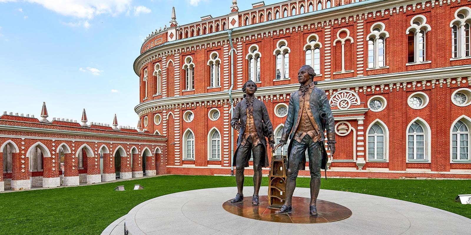 Памятник Баженову и Казакову в Царицыно