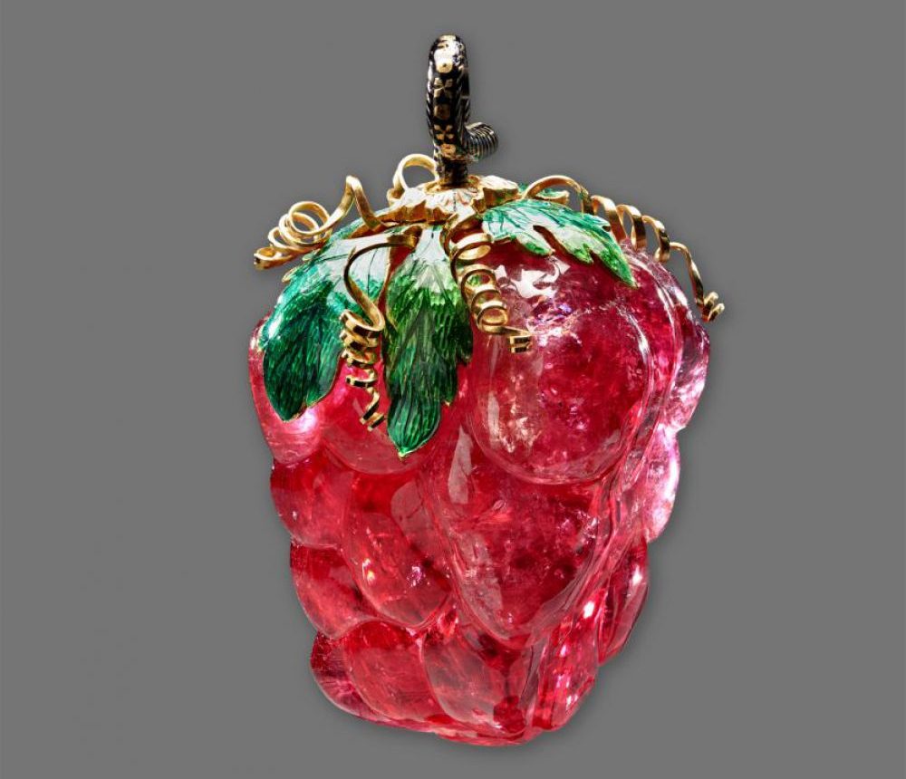 Турмалин в форме ягоды в Алмазном фонде Московского Кремля