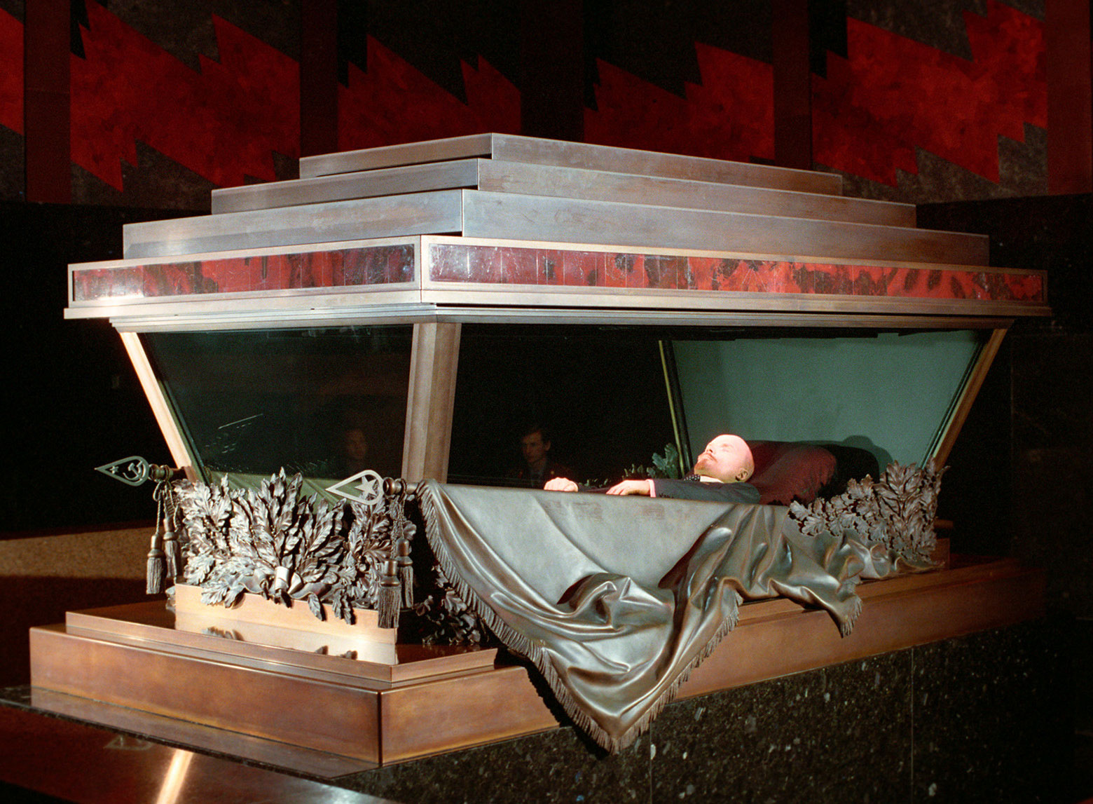 Саркофаг с тело Ленина в Мавзолее в Москве
