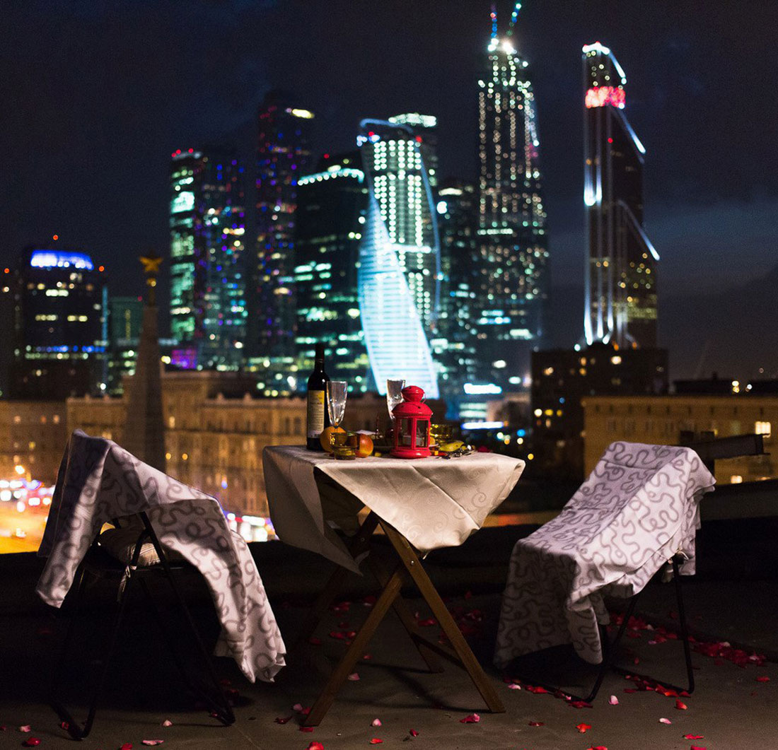 Сервированный стол для романтического свидания на крыше в Москве