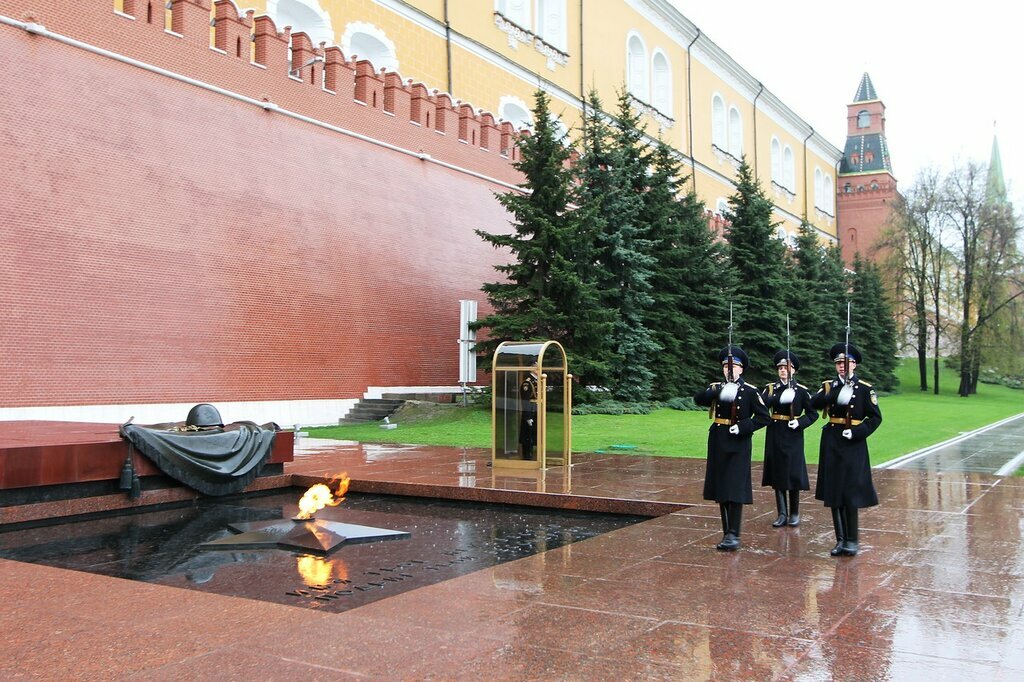 Могила Неизвестного Солдата и Вечный огонь в Александровском саду