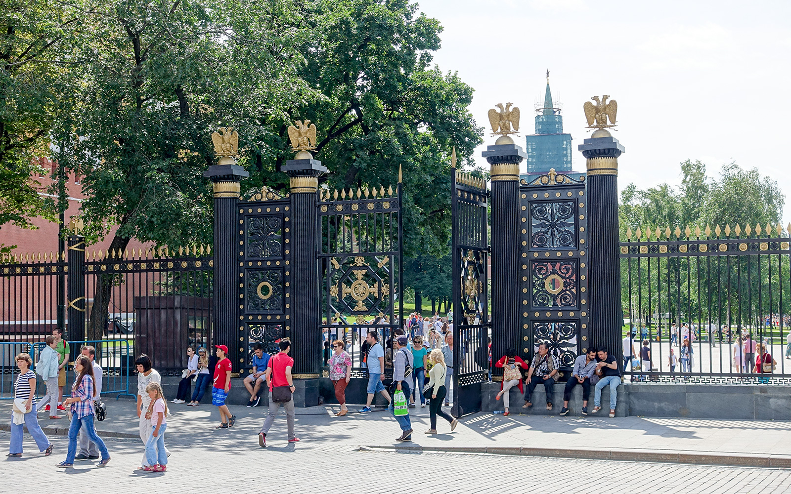 Входные ворота в Александровский сад в Москве