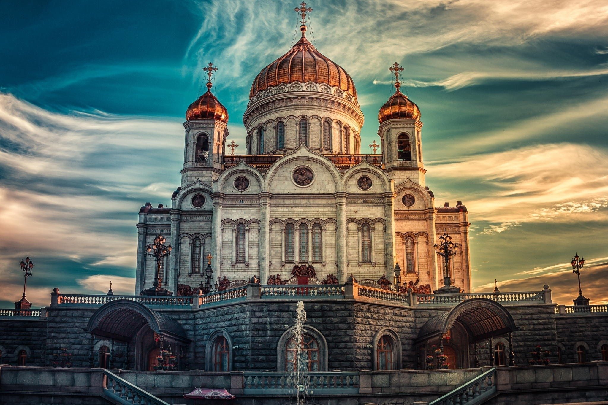 Вид Храма Христа Спасите в Москве вечером