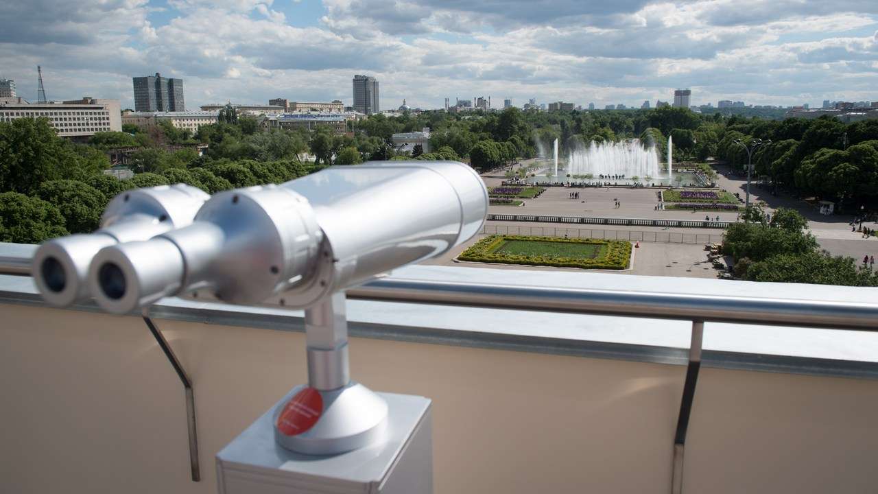 Вид со смотровой площадки арки в Парке Горького в Москве