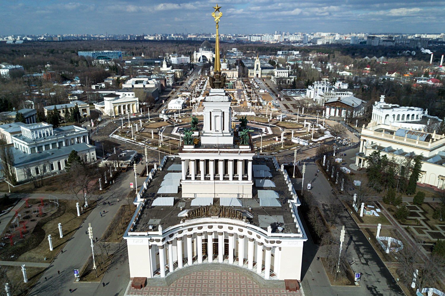 Крыша главного павильона ВДНХ в Москве