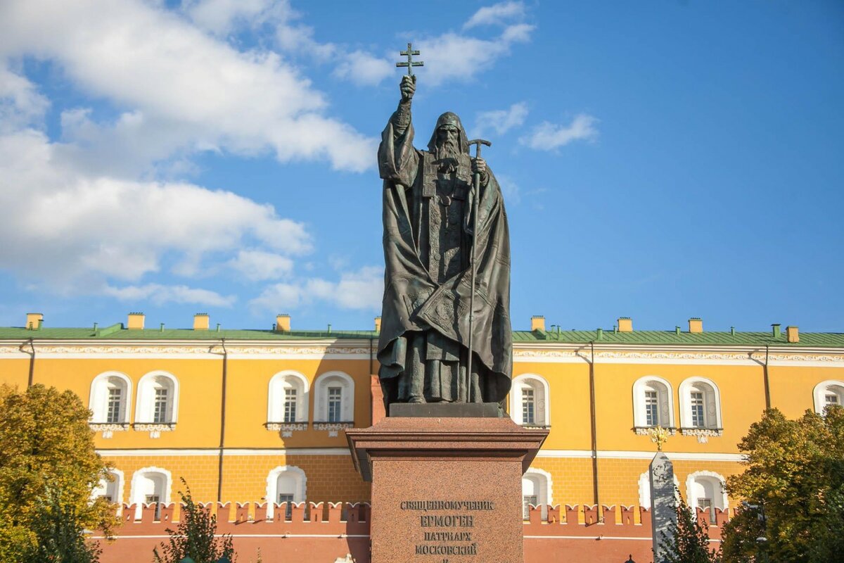 Памятник Патриарху Гермогену в Александровском саду в Москве