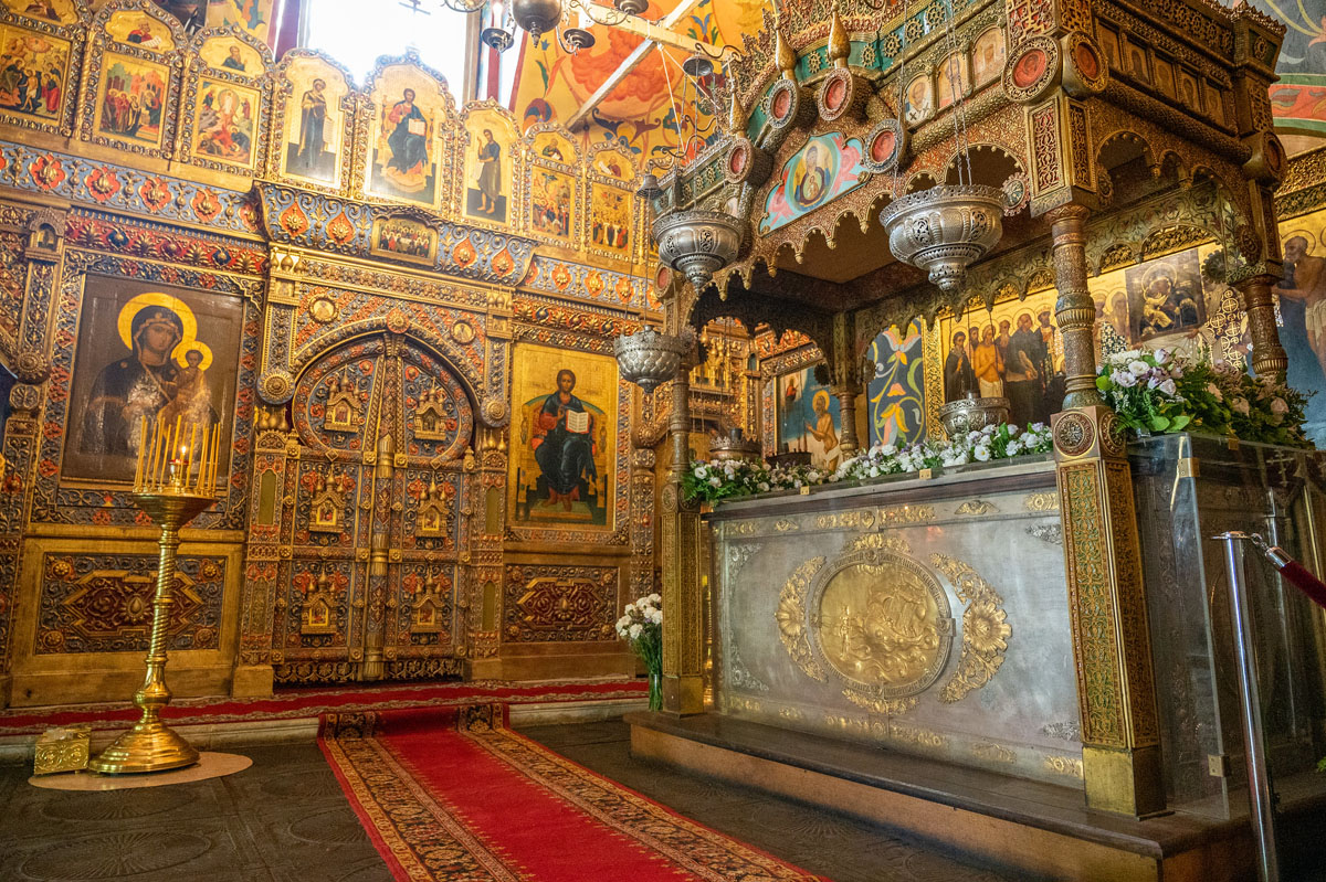 Гробница (рака) Василия Блаженного в Покровском соборе в Москве