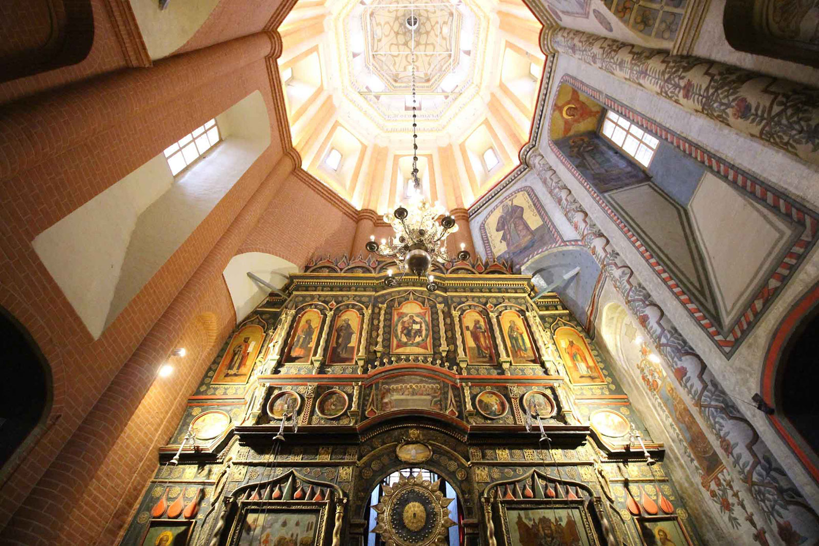 Внутреннее убранство храма Василия Блаженного в Москве