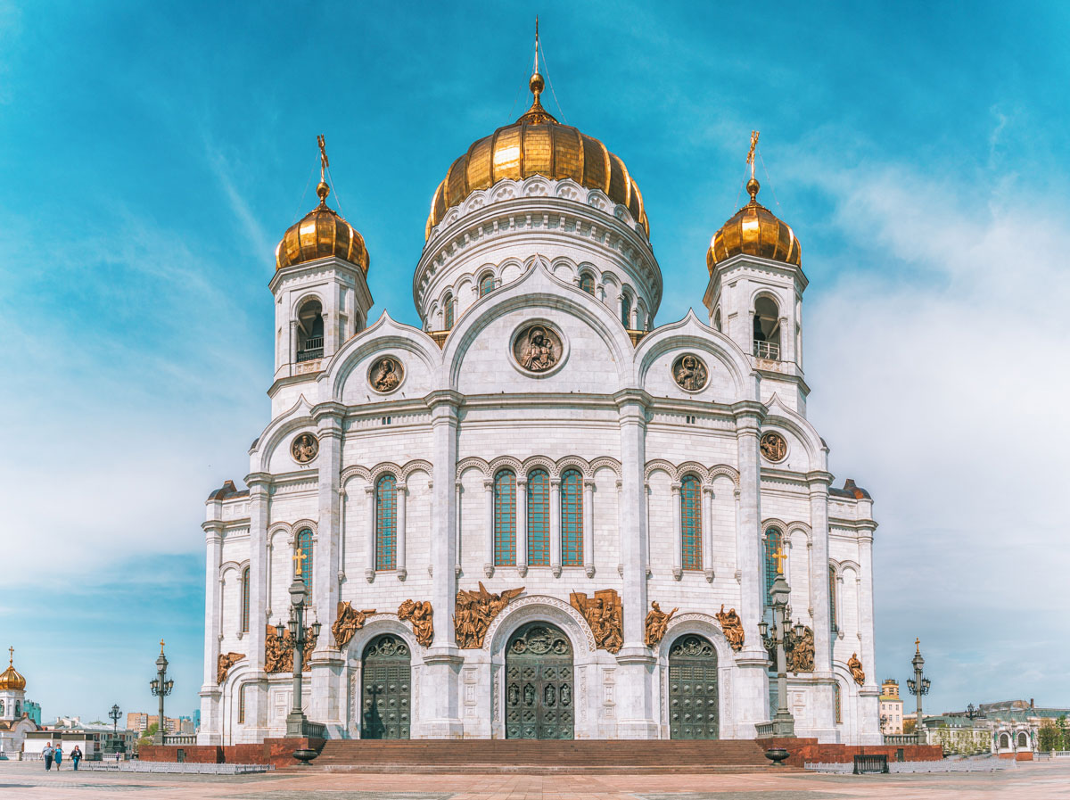 Главный вход в Храм Христа Спасителя в Москве