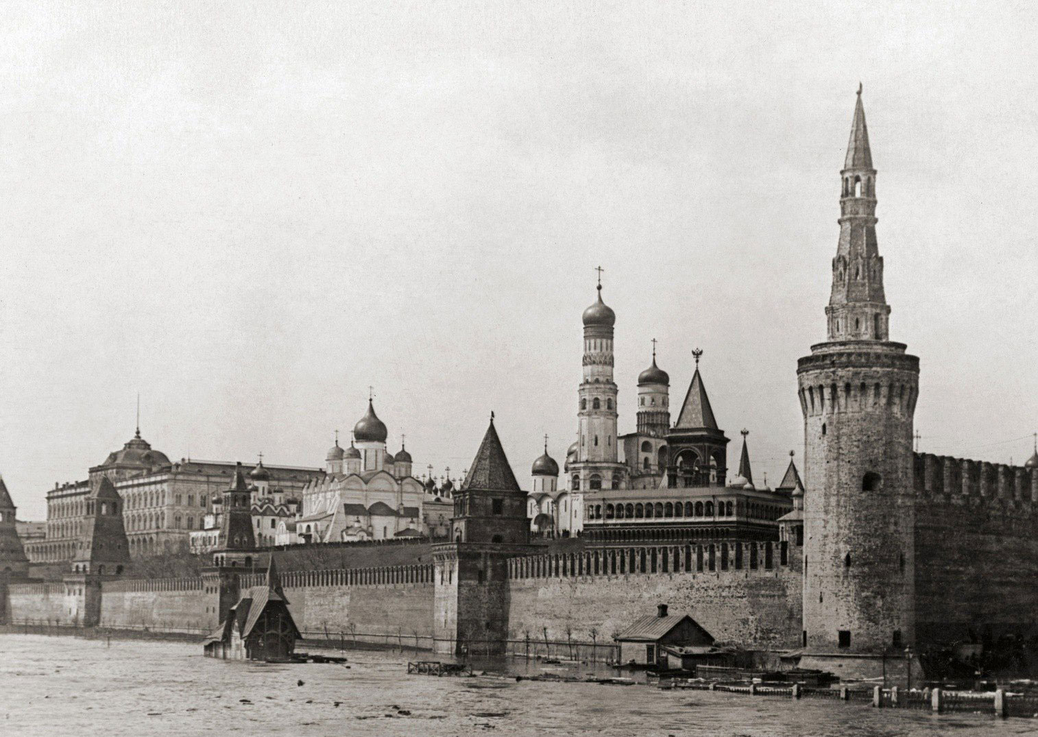 Кремль во время наводнения 1908 года
