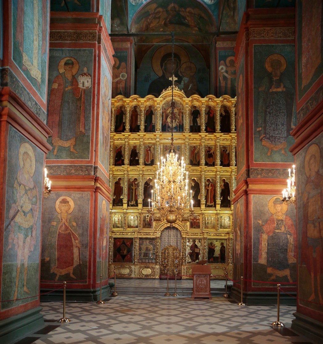 Фрески и Алтарь в Смоленском соборе Новодевичьего монастыря в Москве