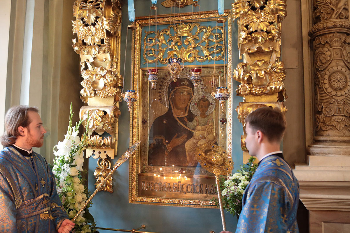 Иверская икона Божией Матери в Новодевичьем монастыре в Москве