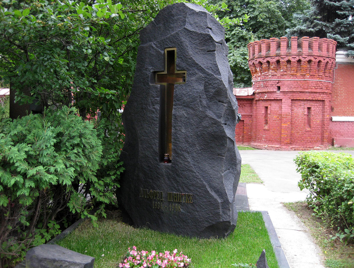 Могила композитора Шнитке на Новодевичьем кладбище в Москве