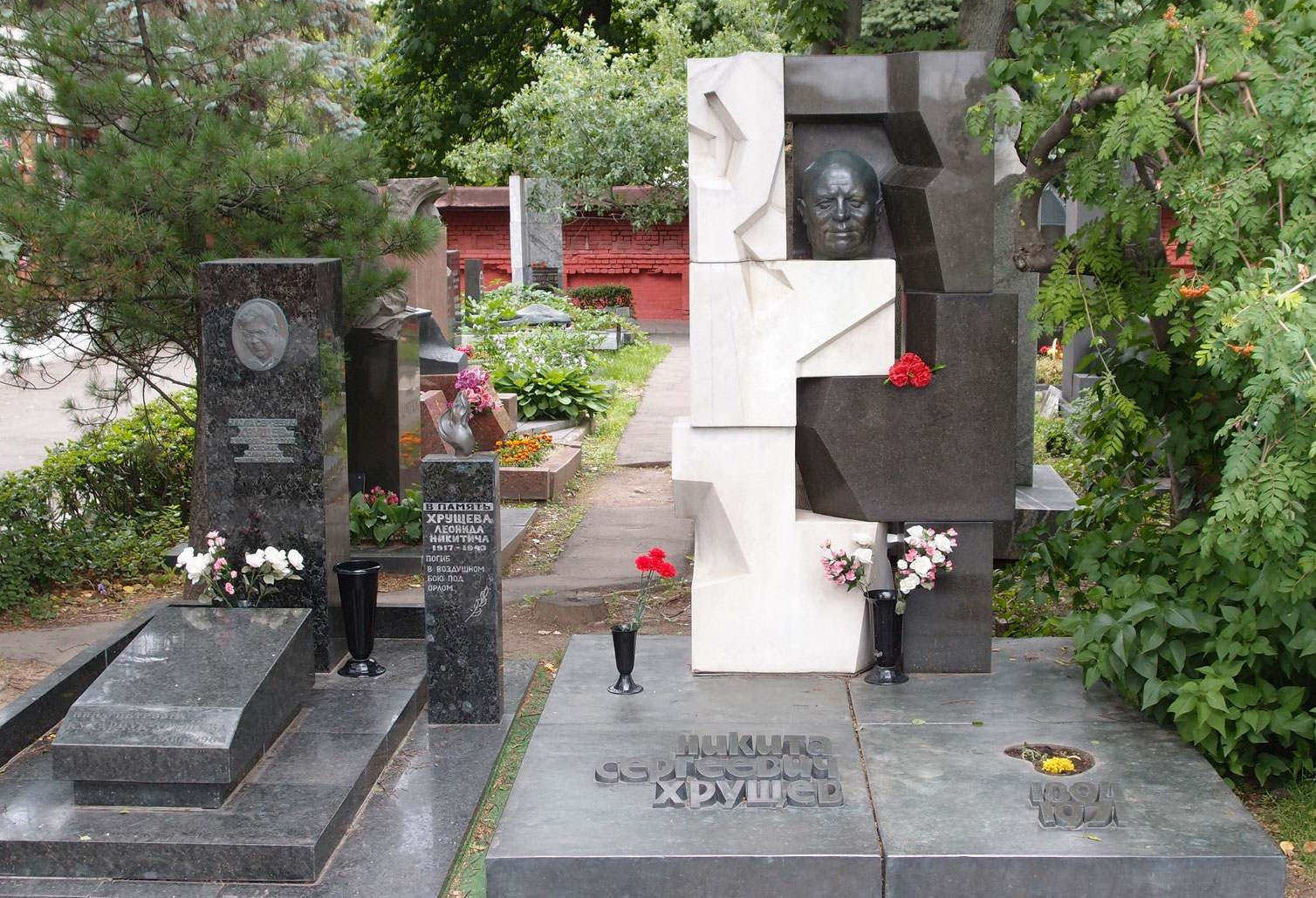 Памятник на могиле Никиты Хрущева на Новодевичьем кладбище в Москве