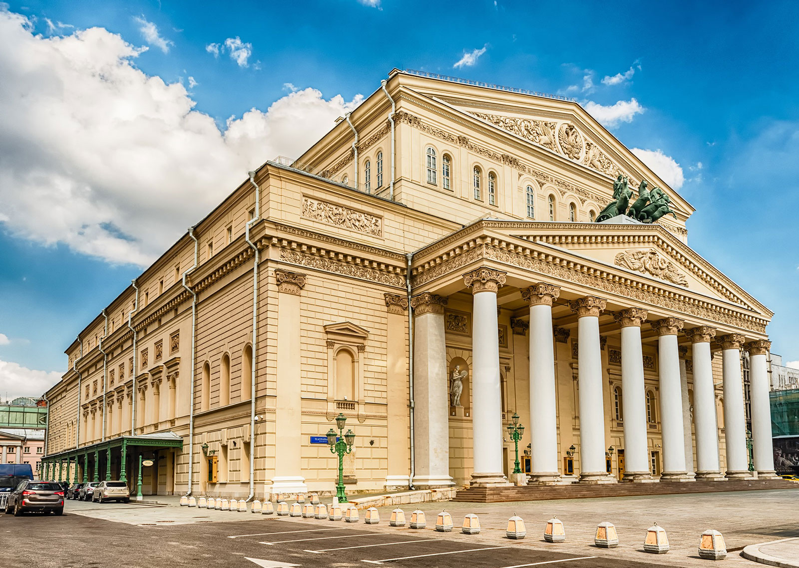 Главный фасад Большого театра в Москве