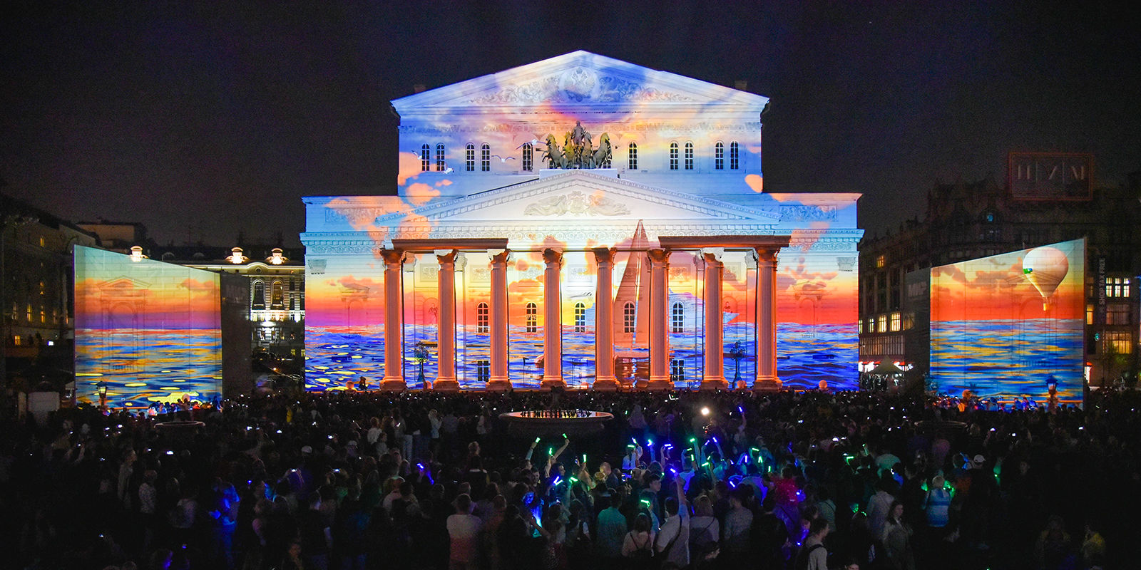 Световая инсталляция на фасаде Большого театра в Москве