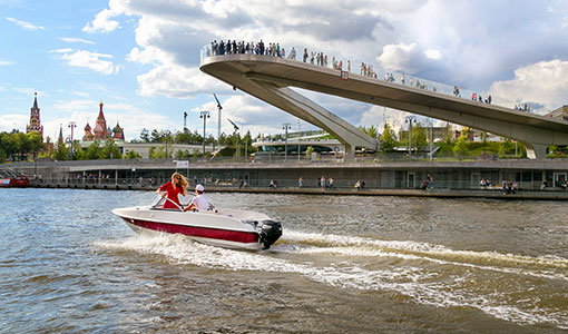 По Москве-реке на скоростном катере