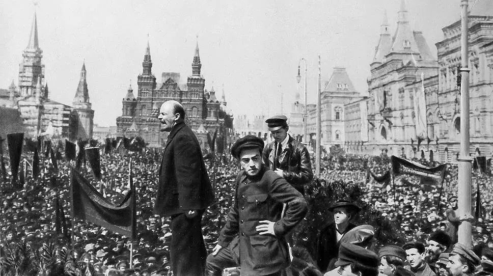 Ленин выступает на Лобном месте по случаю открытия памятника Степану Разину 1 мая 1919 года