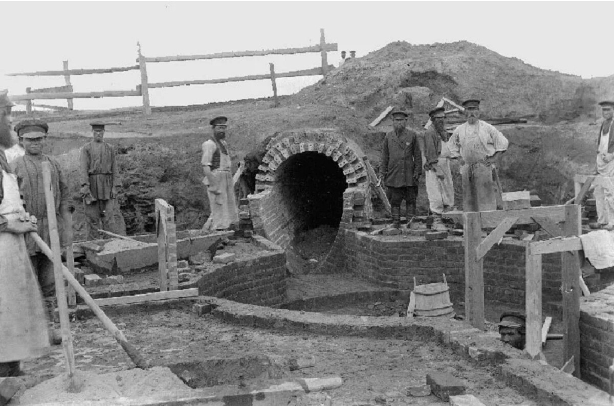 Процесс строительства кирпичного коллектора начало 20-го века