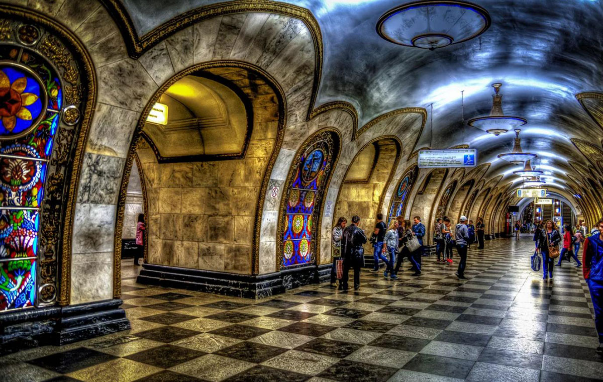 Жемчужины подземной Москвы: драгоценные мозаики, аммониты и витражи