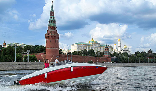 На катере по центру Москвы без капитана