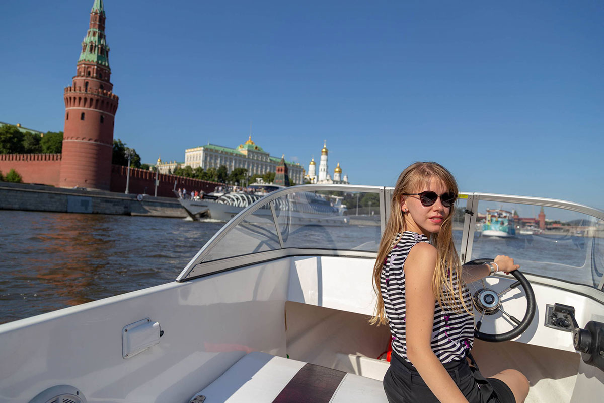 На прогулочном катере по Москве-реке без капитана