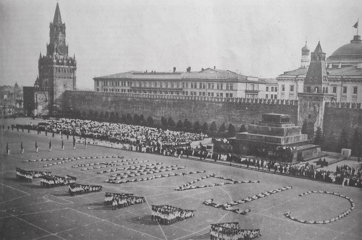 "Привет Сталину" на Красной площади 1 мая 1937 года