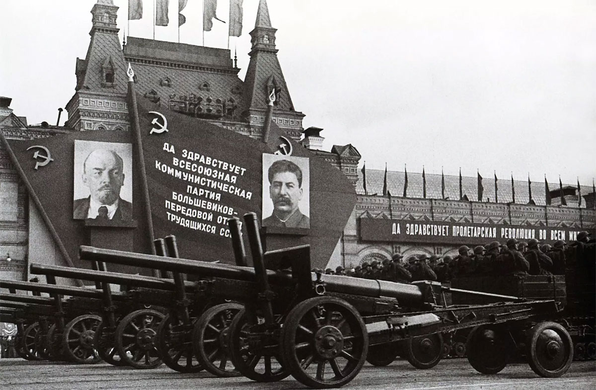 Артиллерия на параде на Красной площади в 1934 году