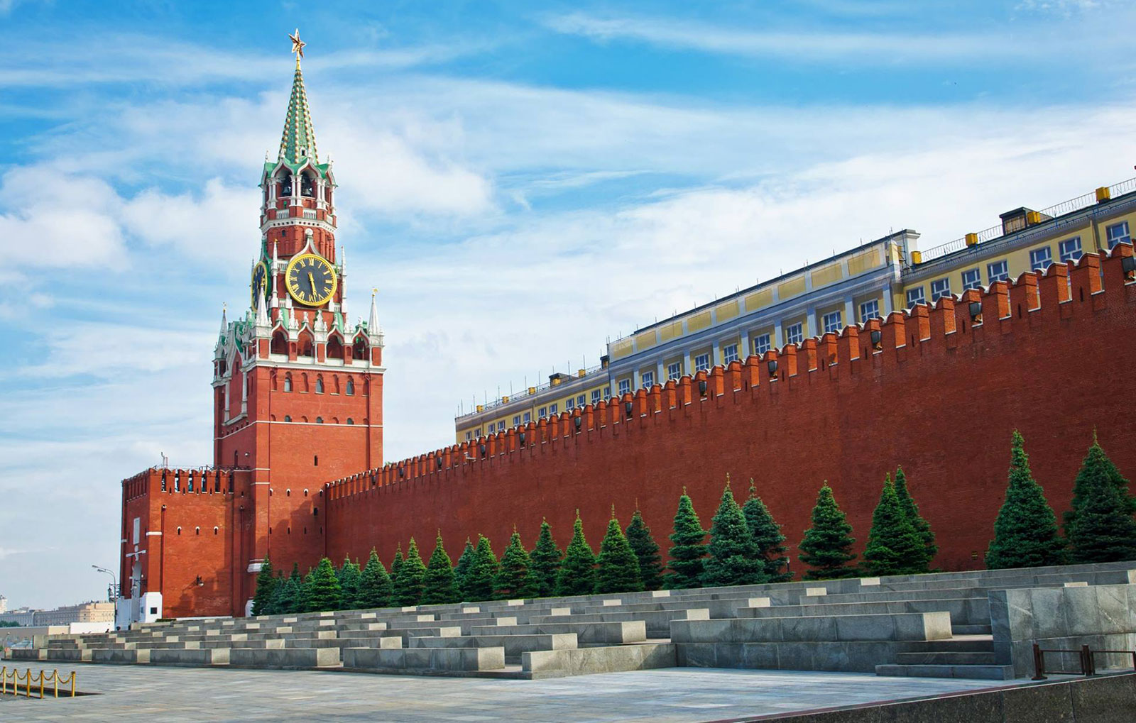 Спасская башня на Красной площади в Москве