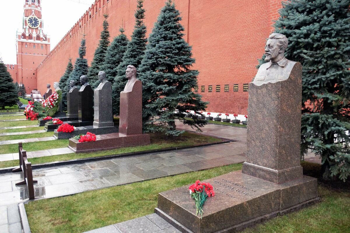 Некрополь у кремлевской стены