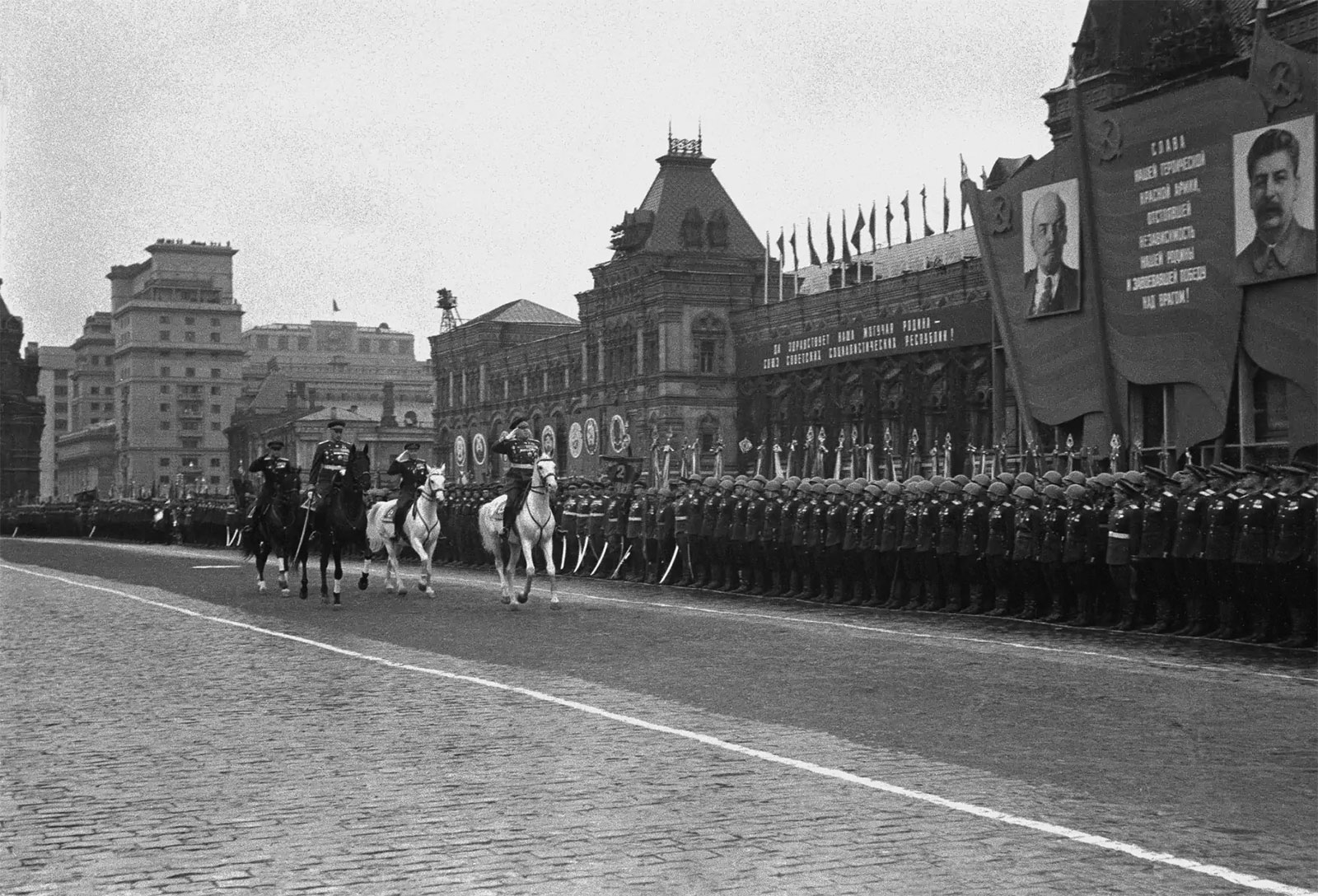 Маршал Советского Союза Г.К. Жуков (4-й слева) объезжает колонны участников Парада Победы на Красной площади, 1945 год