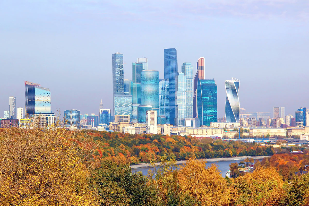 Вид на Москва-Сити со смотровой площадки Воробьевых гор