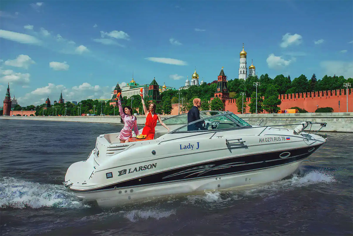 Прокат каютной яхты по центру Москвы до Кремля