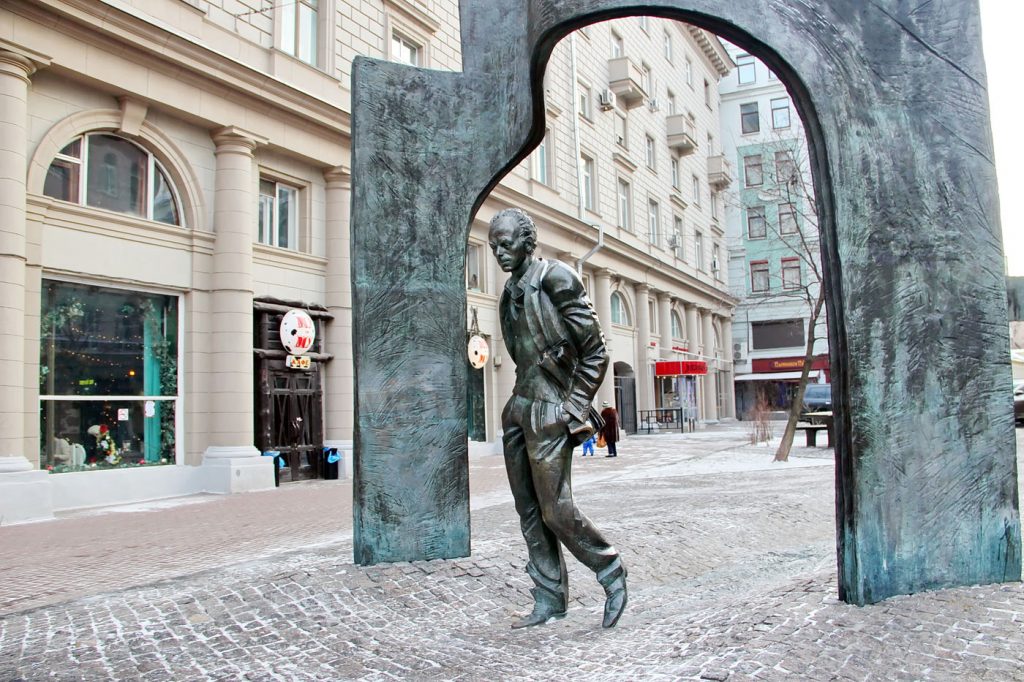 Памятник Булату Окуджаве на Арбате в Москве