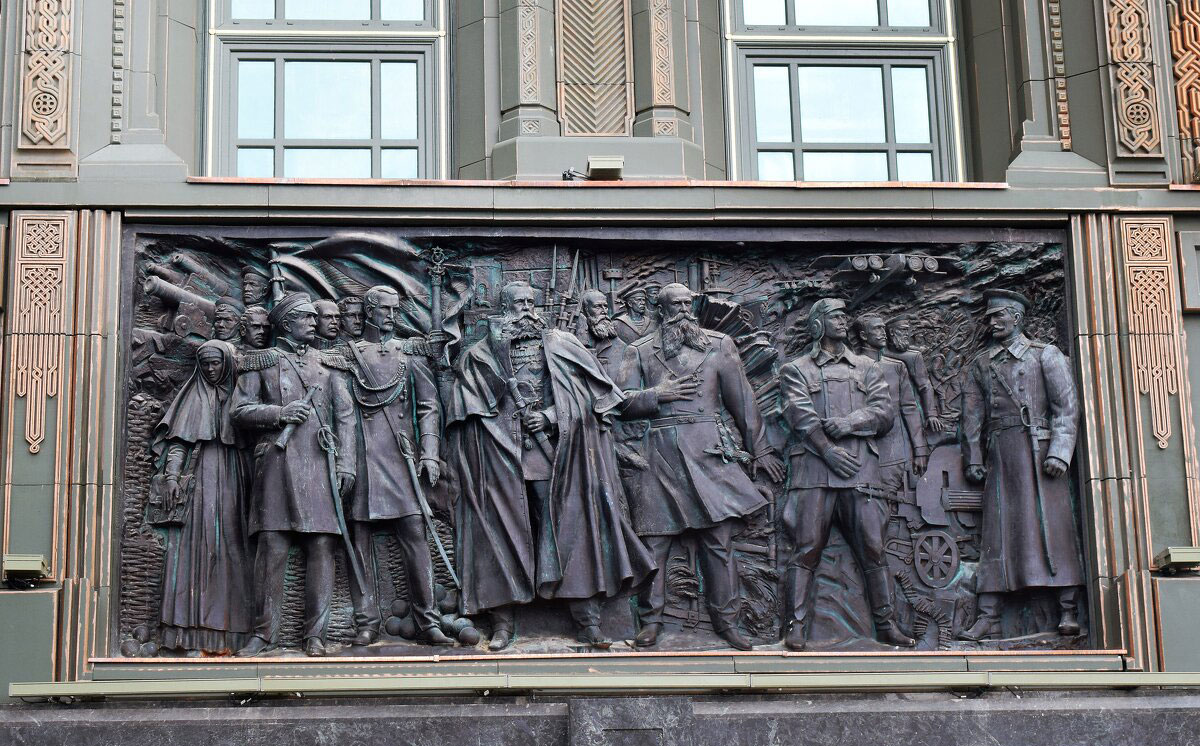  Барельеф с героями от Крымской до Первой мировой войн на фасаде храма Вооруженных Сил России в Подмосковье