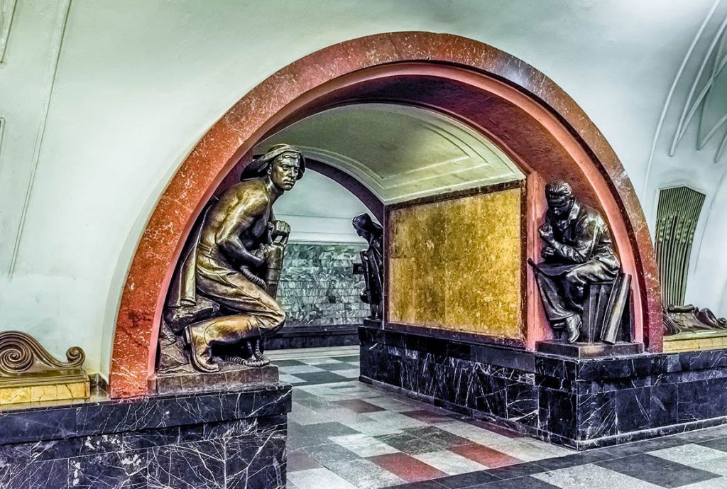 Скульптуры на станции метро «Площадь Революции» в Москве