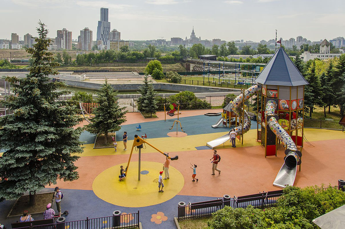 Детская площадка в парке Победы на Поклонной горе в Москве