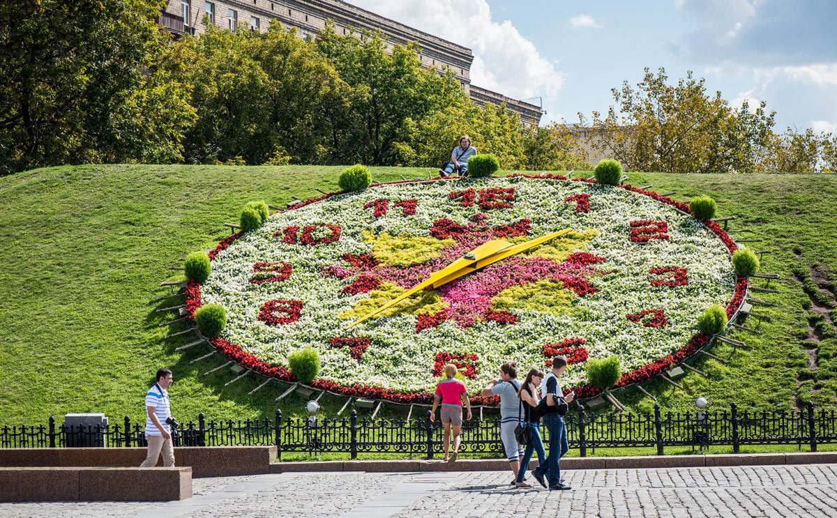 Цветочные часы в парке Победы на Поклонной горе в Москве