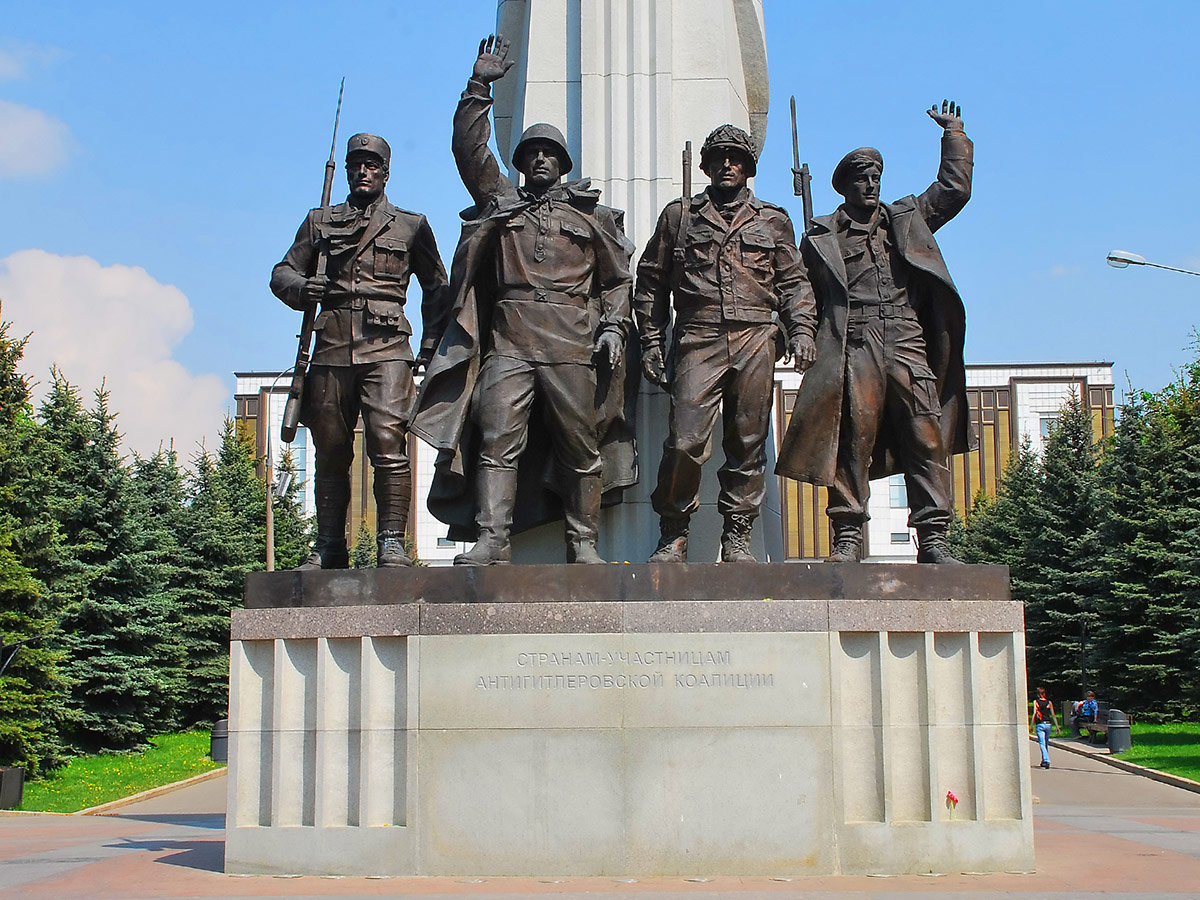 Памятник странам-участницам антигитлеровской коалиции в парке Победы на Поклонной горе в Москве