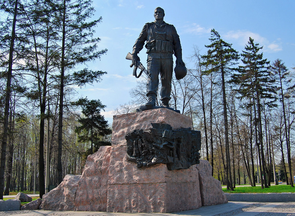 Памятник воинам-интернационалистам в парке Победы на Поклонной горе в Москве