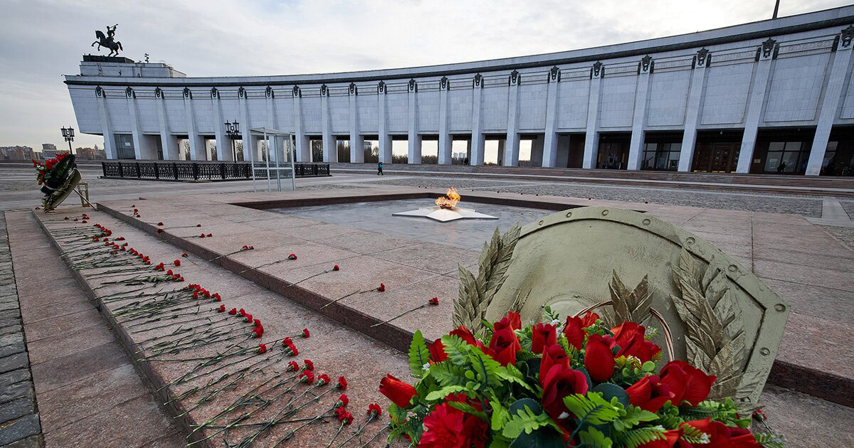 Вечный огонь в парке Победы на Поклонной горе в Москве