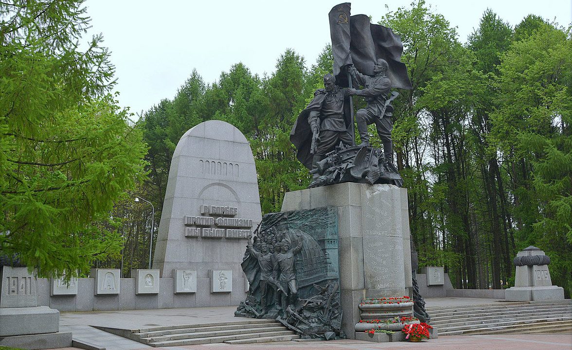 Памятник «В борьбе против фашизма мы были вместе» в парке Победы на Поклонной горе в Москве