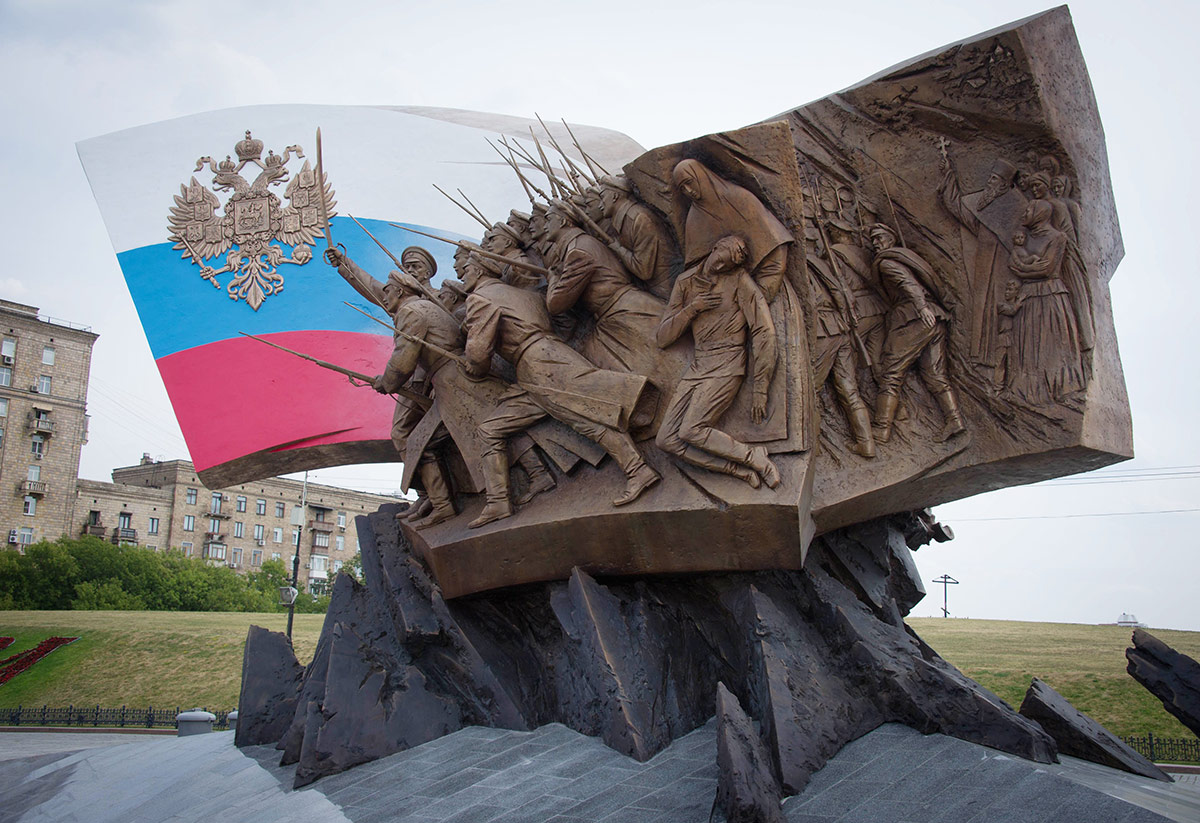 Памятник героям Первой мировой войны в парке Победы на Поклонной горе в Москве