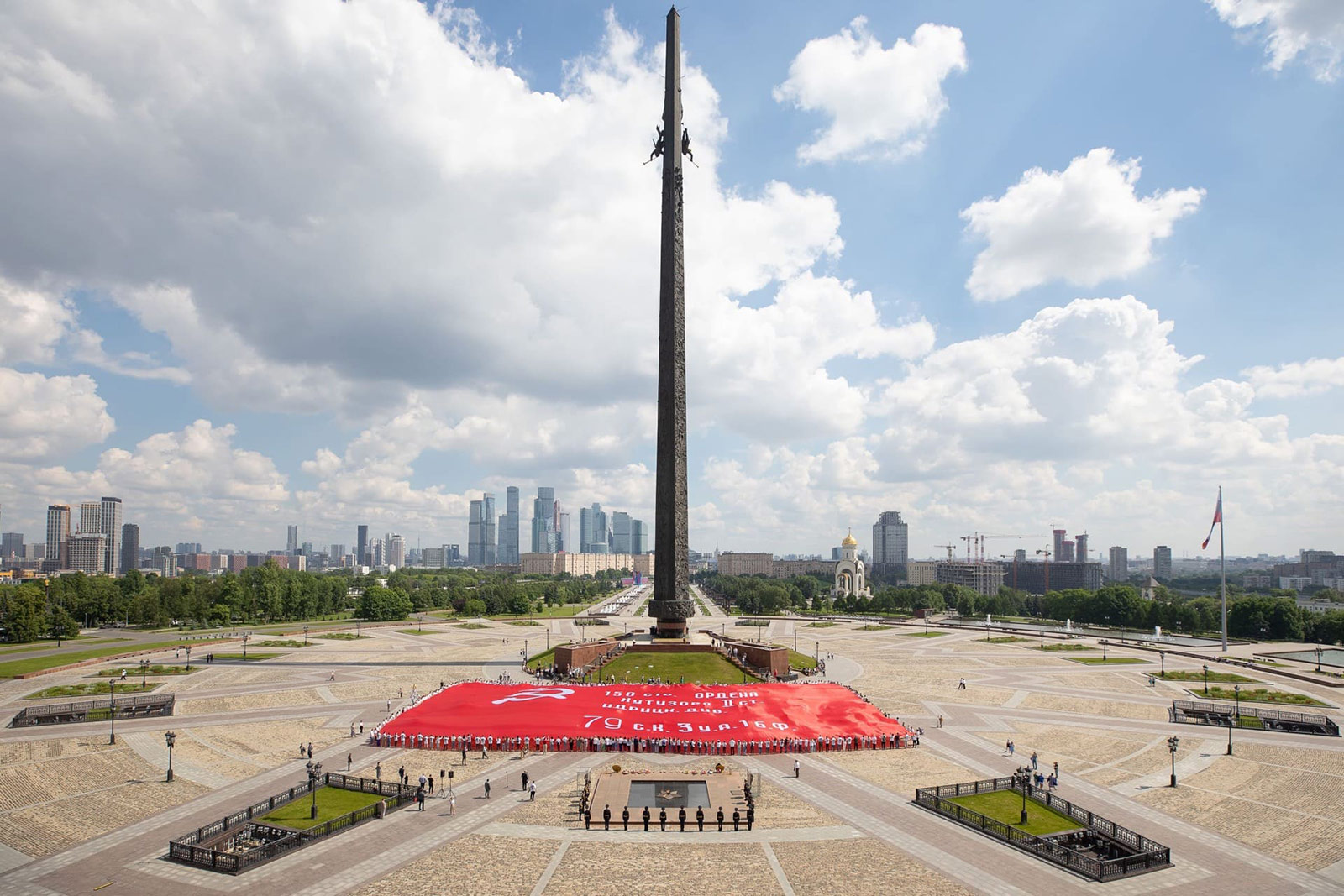 Монумент Победы в в парке Победы на Поклонной горе в Москве