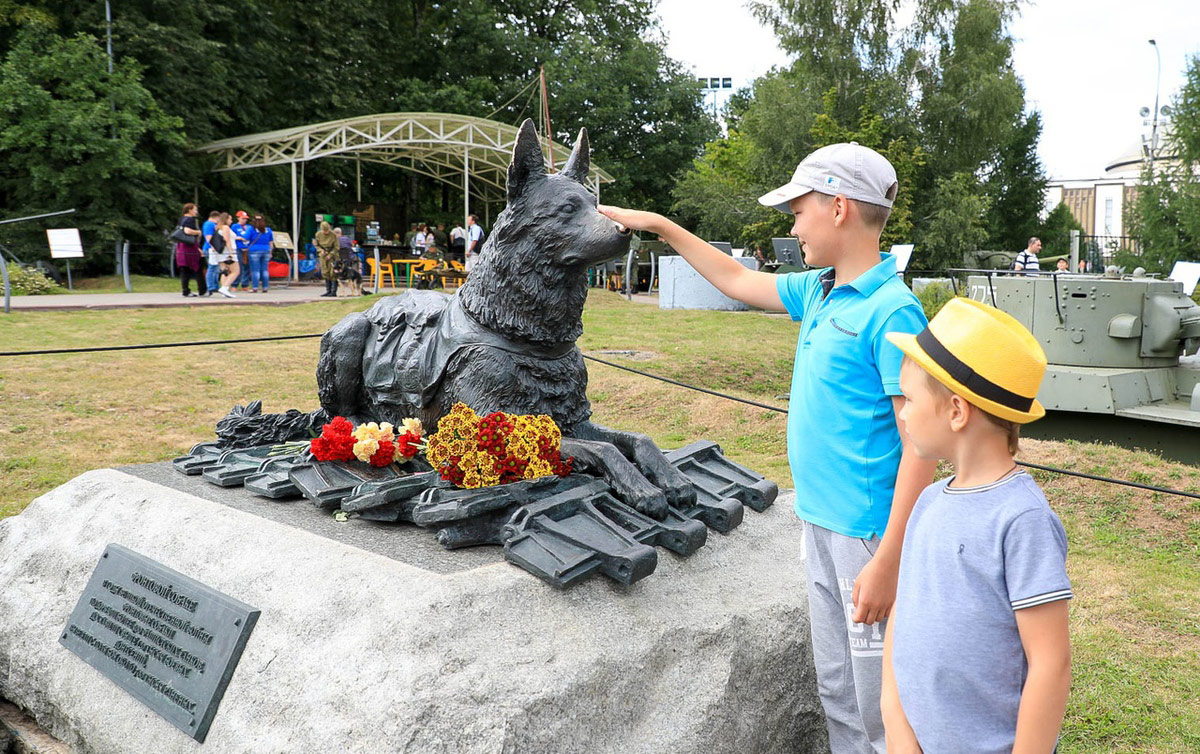 Памятник фронтовой собаке в парке Победы на Поклонной горе в Москве