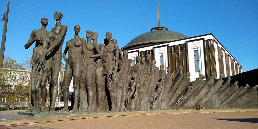 Монумент «Трагедия народов» на Поклонной горе в Москве